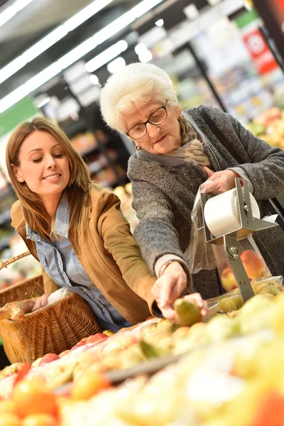 Mulher idosa com mulher jovem compras — Fotografia de Stock