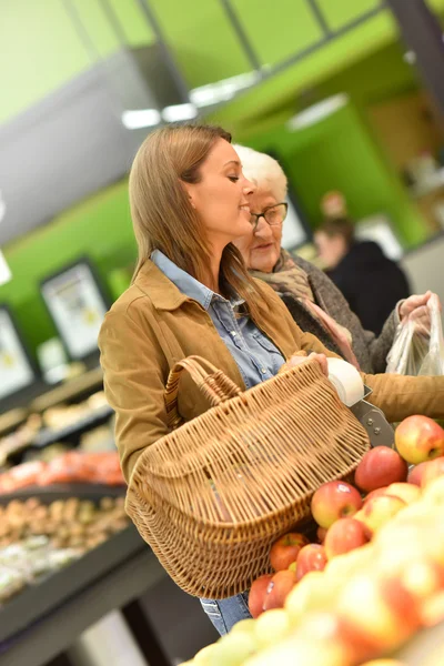 Femme âgée avec jeune femme faisant du shopping — Photo