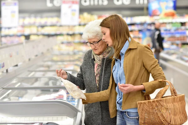 Femme âgée avec jeune femme faisant du shopping — Photo