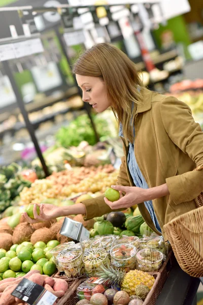 Vrouw kopen groenten en fruit — Stockfoto