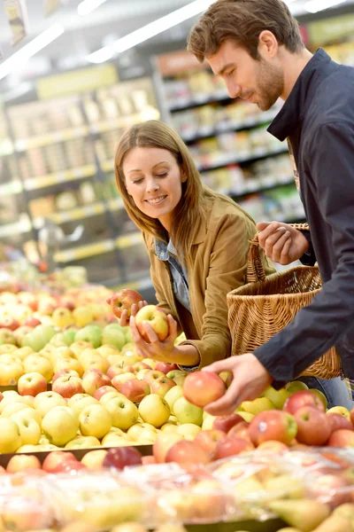 Casal comprando frutas — Fotografia de Stock