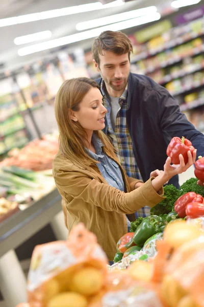 Pareja comprando verduras — Foto de Stock