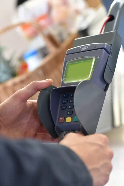 Customer's hand introducing credit card — Stock Photo, Image