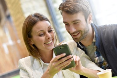 Akıllı telefon kullanan çift