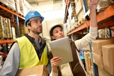 Yöneticisi ile stok seviyeleri kontrol warehouseman