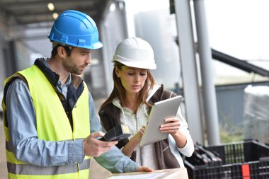 Yöneticisi ile mal alımı kontrol warehouseman