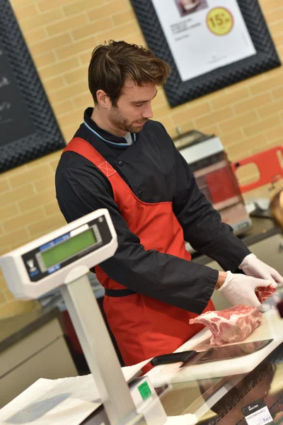 Butcher serving meat — Stock Photo, Image