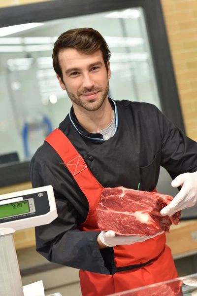 Macellaio che serve carne — Foto Stock