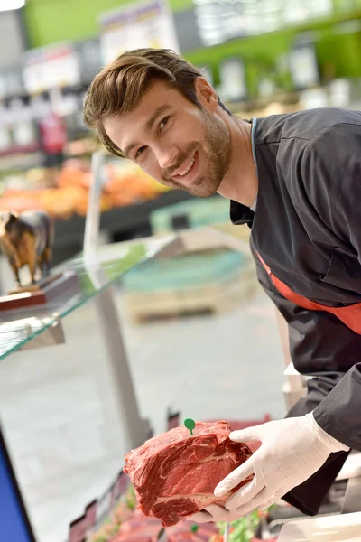 Butcher serving meat — Stock Photo, Image