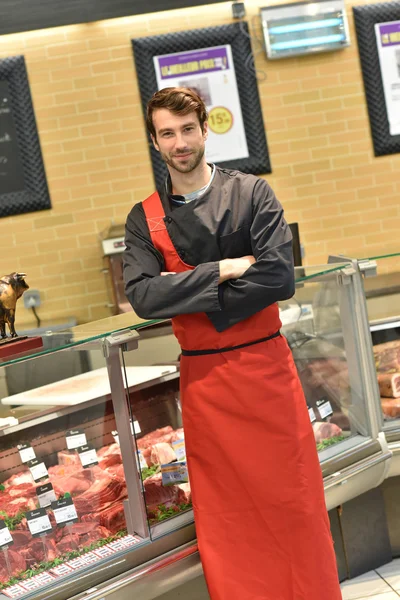 Butcher serving meat — Stock Photo, Image