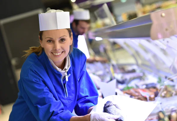 Fishmonger woman at work — Stock Photo, Image