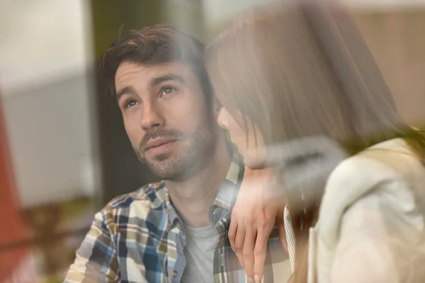 Pareja sentada en la cafetería — Foto de Stock