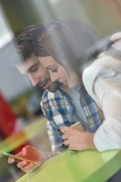 Couple sitting in coffee shop — Stock Photo, Image