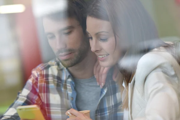 Pareja sentada en la cafetería —  Fotos de Stock