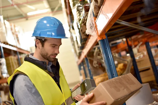 Warehouseman scanning products — Stock Photo, Image