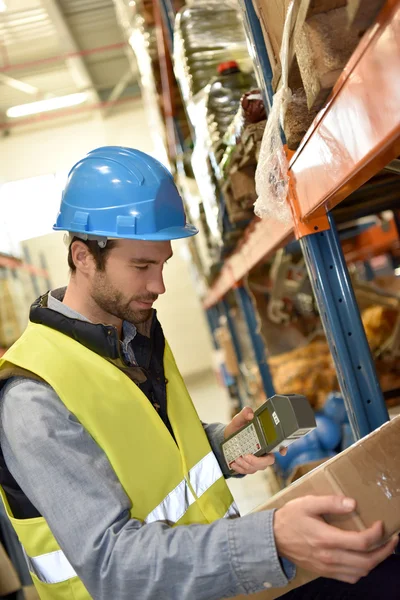 Produtos de digitalização Warehouseman — Fotografia de Stock