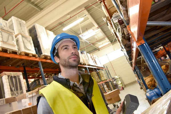 Warehouseman scanning products — Stock Photo, Image