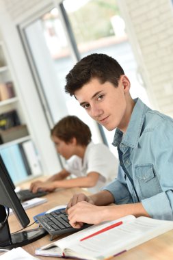 masaüstü bilgisayarda okuyan genç