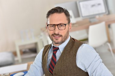 Ofiste çalışan iş adamı