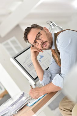 Ofiste çalışan iş adamı