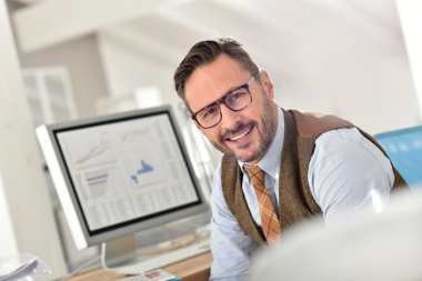 Ofiste çalışan iş adamı