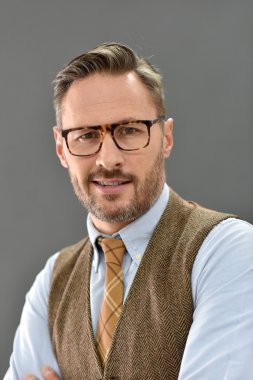 adam ayakta gözlük ile