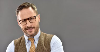 adam ayakta gözlük ile