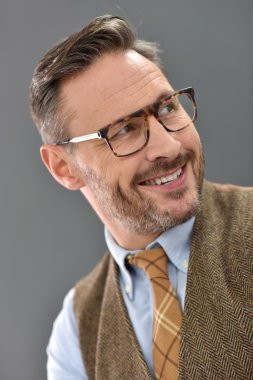 adam ayakta gözlük ile