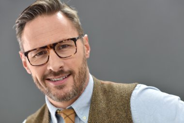 adam ayakta gözlük ile