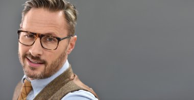 adam ayakta gözlük ile