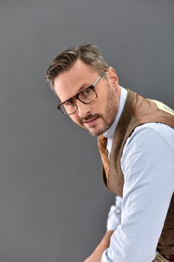 adam ayakta gözlük ile