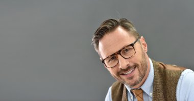 adam ayakta gözlük ile