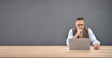 dizüstü bilgisayar kullanan adam