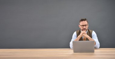 dizüstü bilgisayar kullanan adam