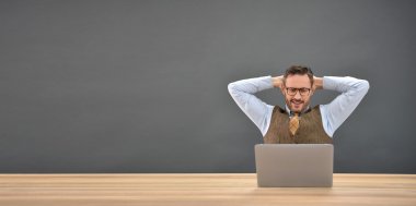 İşadamı laptop önünde rahatlatıcı