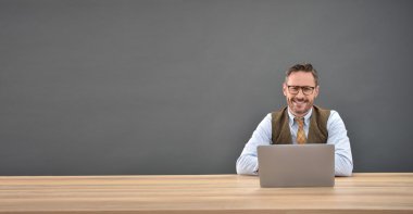 adam oturma gözlük ile