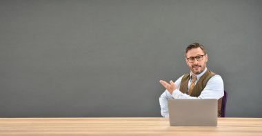 Orta yaşlı adam arka plan gösterilen