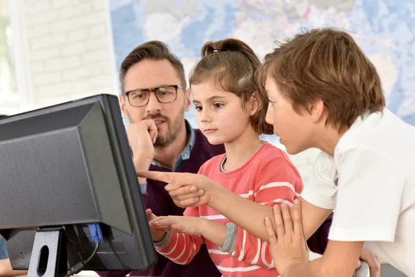 Teacher computing class — Stock Photo, Image