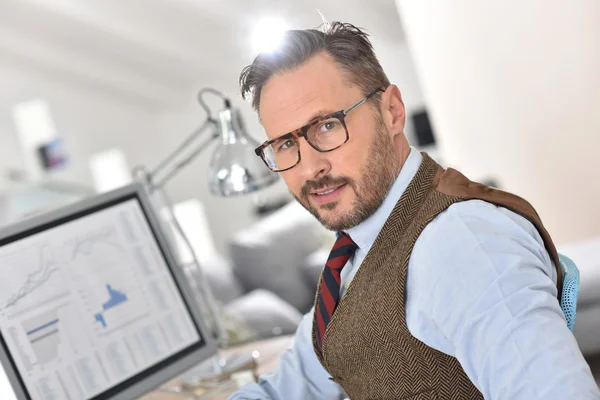 Homem de negócios em óculos de trabalho — Fotografia de Stock