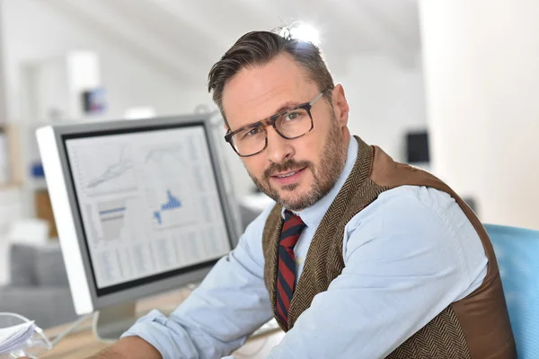 Hombre de negocios en gafas de trabajo — Foto de Stock