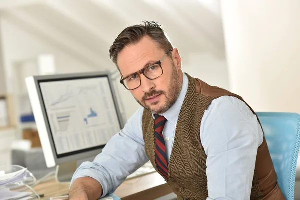 Businessman in  eyeglasses working — Stock Photo, Image