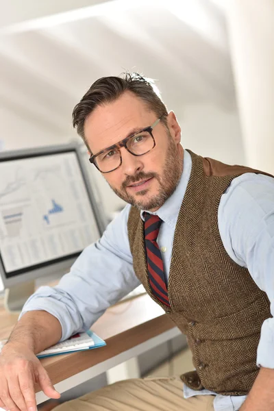 Homme d'affaires en lunettes de travail — Photo