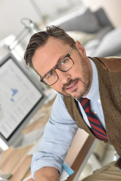 Homem de negócios em óculos de trabalho — Fotografia de Stock