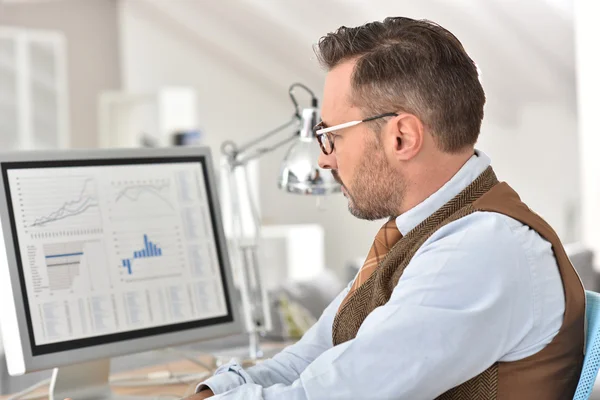 Businessman in  eyeglasses working — Stock Photo, Image