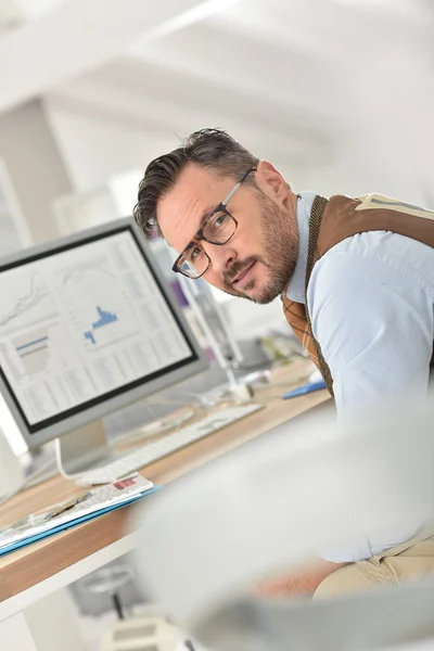 Hombre de negocios en gafas de trabajo —  Fotos de Stock