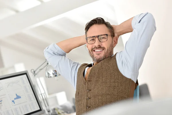 Zakenman met brillen op ontspannen — Stockfoto