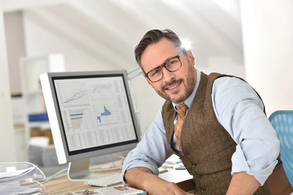 Hombre de negocios trabajando en la oficina — Foto de Stock