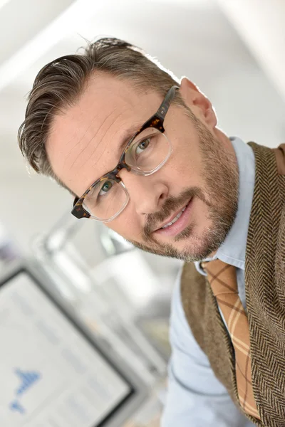 Uomo d'affari con gli occhiali sorridente — Foto Stock