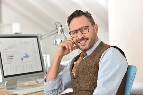 Hombre de negocios con anteojos sonriendo — Foto de Stock