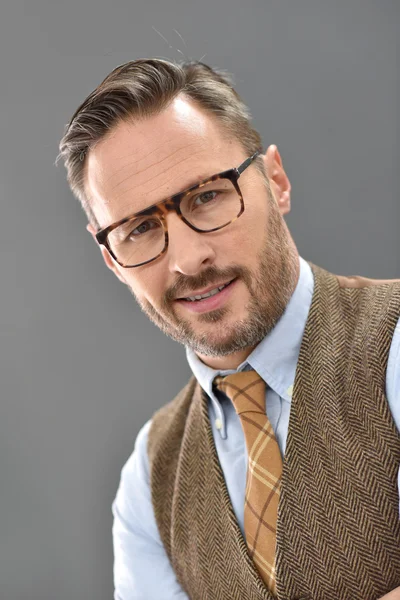 adam ayakta gözlük ile